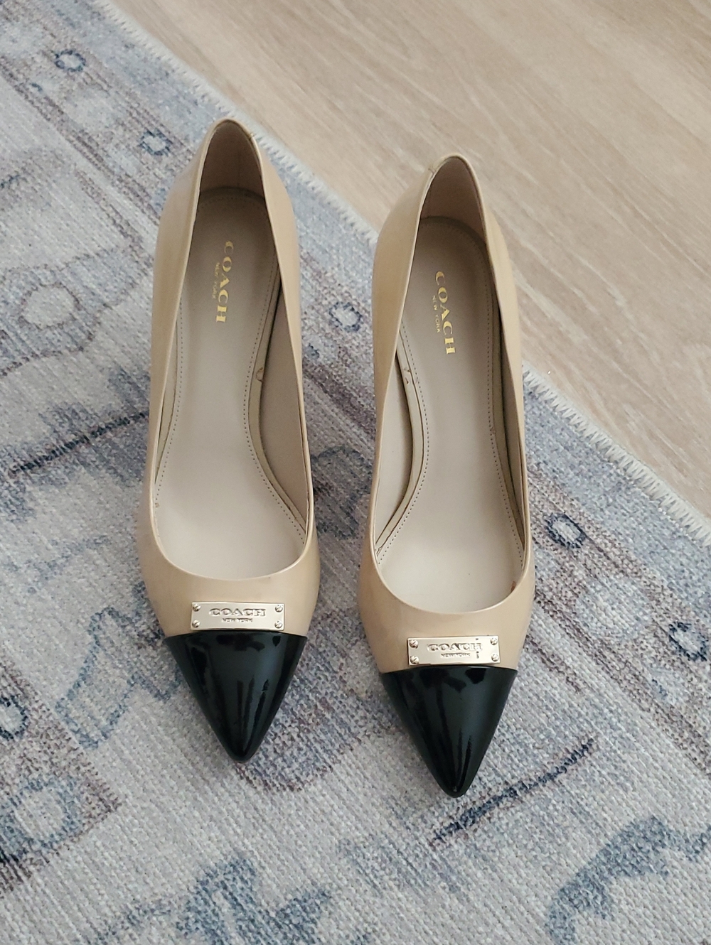 Coach Zan Patent Leather Tan Black Pointy Toe Heels Pumps Sz8.5 - Picture 2 of 14